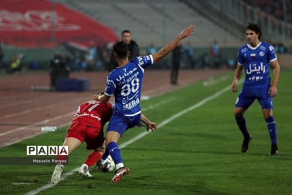 دیدار تیم‌های فوتبال استقلال و پرسپولیس