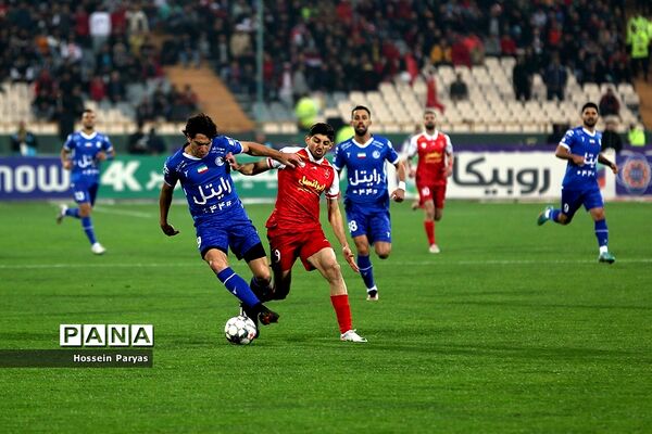 دیدار تیم‌های فوتبال استقلال و پرسپولیس