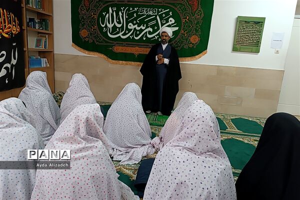محفل انس با قرآن در دبیرستان ربابه طاهباز ناحیه ۵