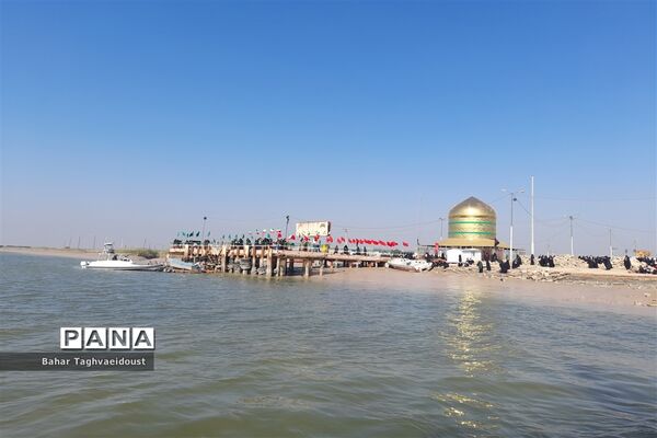 دانش‌آموزان راهیان نور در جوار لاله‌های رود اروند