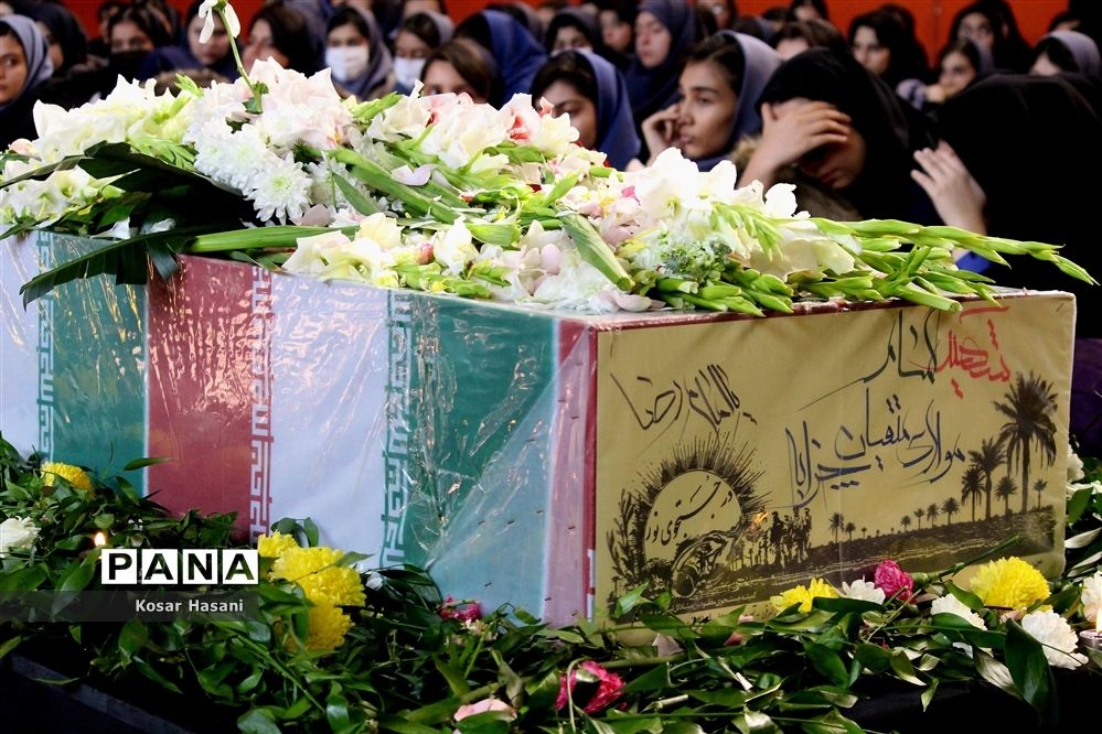 تشییع شهید گمنام با حضور مردم  در شب شهادت زهرای مرضیه، در دبیرستان شهید مطهری شیراز/فیلم