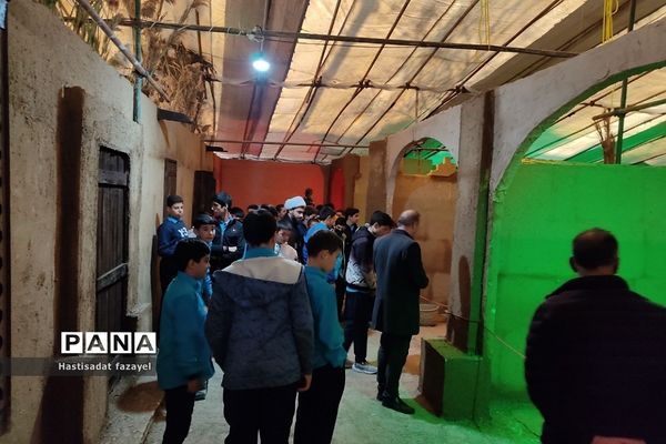 بازدید دانش‌آموزان دماوندی از نمایشگاه حدیث غربت دماوند