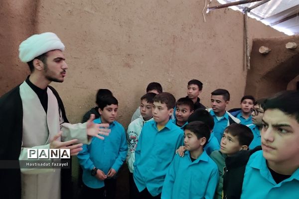 بازدید دانش‌آموزان دماوندی از نمایشگاه حدیث غربت دماوند
