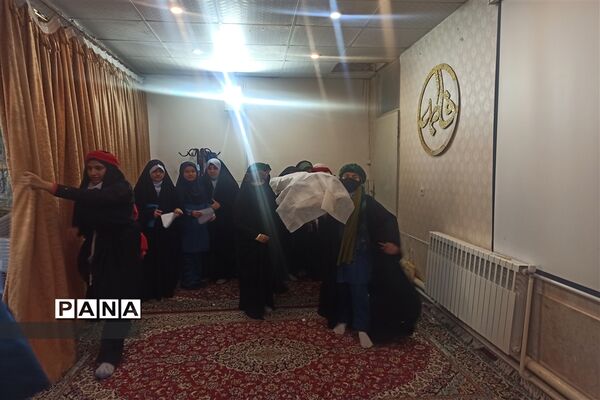 هنرنمایی دختران دبستانی در مشهد در سوگ زهرا سلام الله علیها با اجرای تاتر و سرود