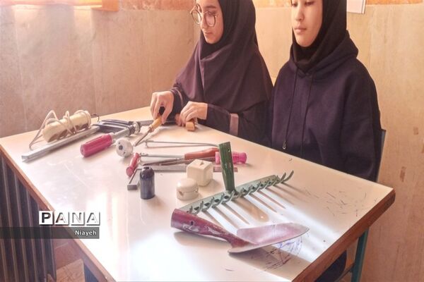 برگزاری مسابقه به‌مناسبت هفته‌ی‌ کارگاه در آموزشگاه نوشین بختیاری جوادآباد