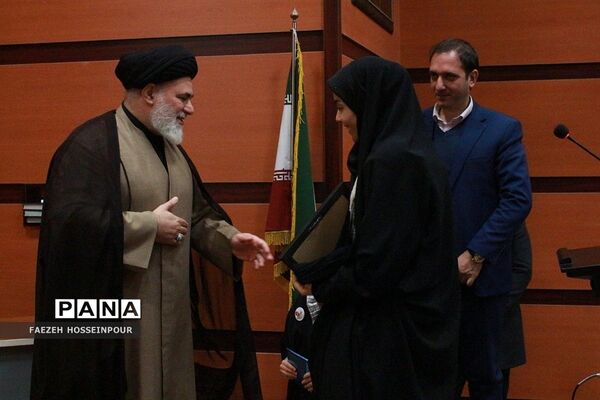 تجلیل از خانواده شهید امیر کمندی