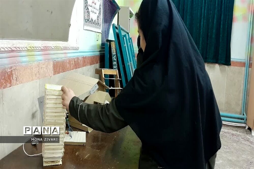 نمایشگاه پژوهشی در آموزشگاه حاج رضا اسماعیل ناحیه یک بهارستان