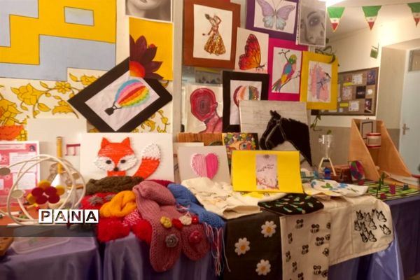 نمایشگاه دست‌ سازه‌های دانش‌آموزان در دبیرستان استعدادهای درخشان،فرزانگان شهر قدس