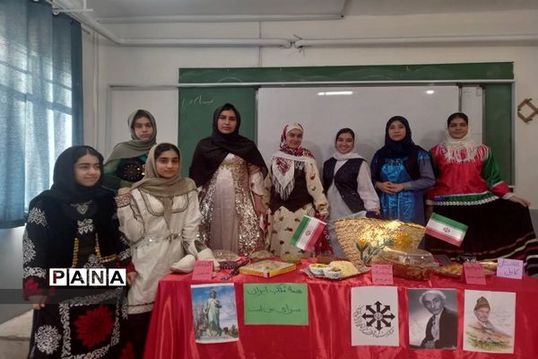 نمایشگاه دست‌ سازه‌های دانش‌آموزان در دبیرستان استعدادهای درخشان،فرزانگان شهر قدس