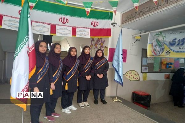 نمایشگاه دست‌ سازه‌های دانش‌آموزان در دبیرستان استعدادهای درخشان،فرزانگان شهر قدس