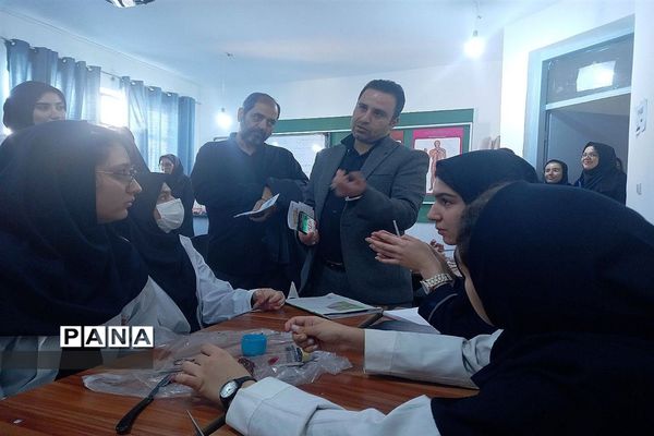 نمایشگاه دست‌ سازه‌های دانش‌آموزان در دبیرستان استعدادهای درخشان،فرزانگان شهر قدس