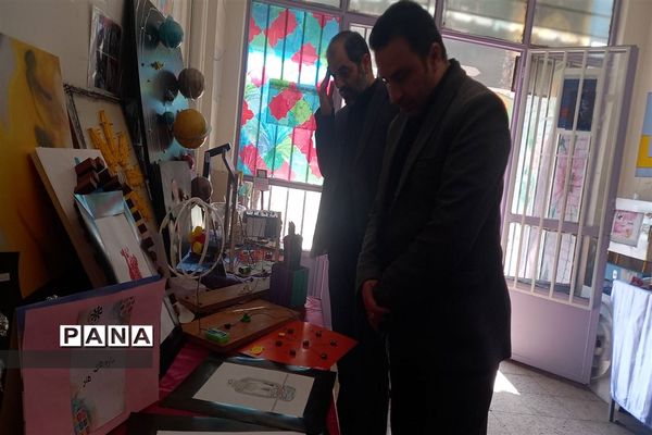 نمایشگاه دست‌ سازه‌های دانش‌آموزان در دبیرستان استعدادهای درخشان،فرزانگان شهر قدس