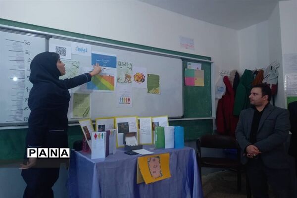 نمایشگاه دست‌ سازه‌های دانش‌آموزان در دبیرستان استعدادهای درخشان،فرزانگان شهر قدس