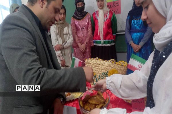 نمایشگاه دست‌ سازه‌های دانش‌آموزان در دبیرستان استعدادهای درخشان،فرزانگان شهر قدس