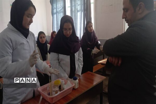 نمایشگاه دست‌ سازه‌های دانش‌آموزان در دبیرستان استعدادهای درخشان،فرزانگان شهر قدس