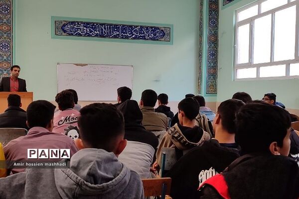 برگزاری کارگاه‌های تخصصی هفته پژوهش در دبیرستان ابن‌سینا رودهن
