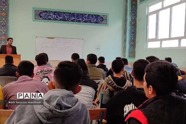 برگزاری کارگاه‌های تخصصی هفته پژوهش در دبیرستان ابن‌سینا رودهن