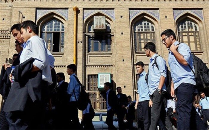 برگزاری کارسوق‌ و کارورزی‌های مختلف برای آشنایی دانش‌آموزان سمپاد با محیط کار