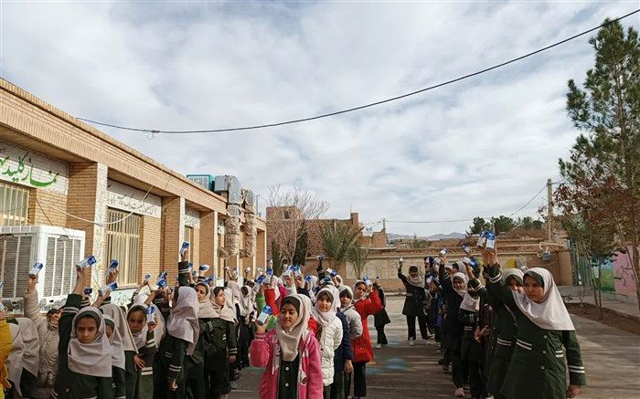 شروع دوباره توزیع شیر رایگان در مدارس بهاباد/ فیلم