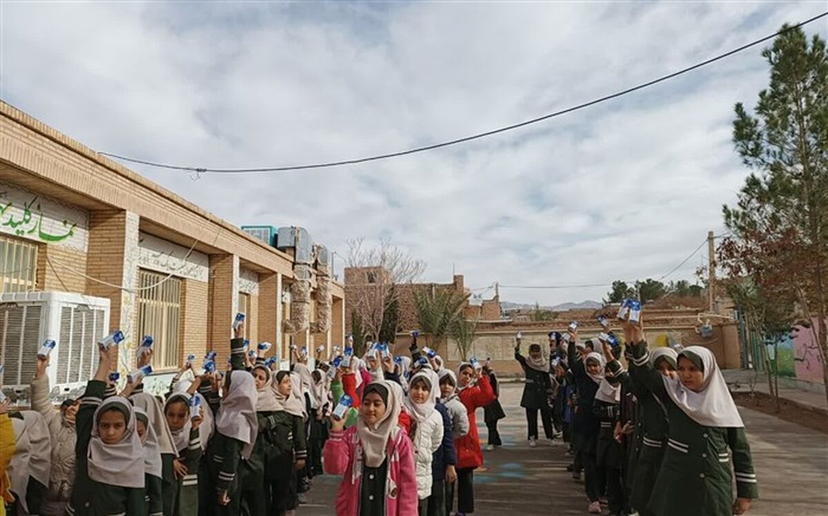 شروع دوباره توزیع شیر رایگان در مدارس بهاباد/ فیلم
