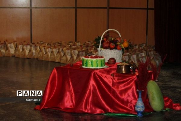 مراسم شب یلدا در دبیرستان اندیشه‌نفیس در شهرستان فیروزکوه