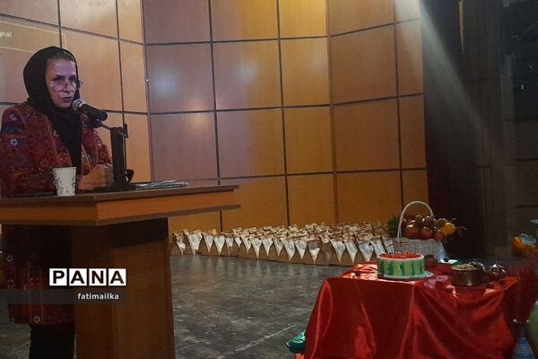 مراسم شب یلدا در دبیرستان اندیشه‌نفیس در شهرستان فیروزکوه