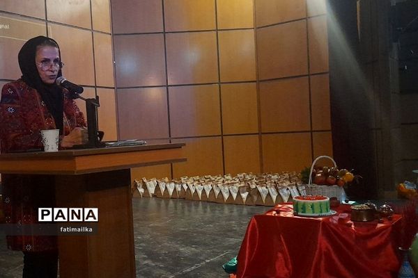 مراسم شب یلدا در دبیرستان اندیشه‌نفیس در شهرستان فیروزکوه