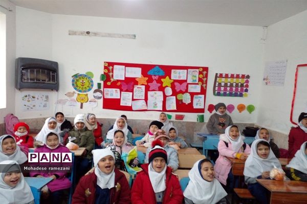 پویش یلدای مهربانی در مدارس حاشیه شهر