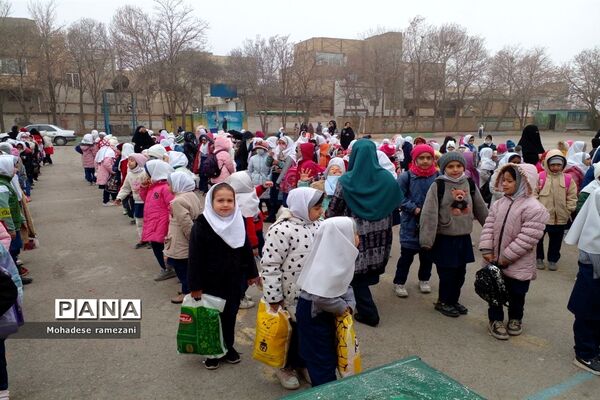 پویش یلدای مهربانی در مدارس حاشیه شهر