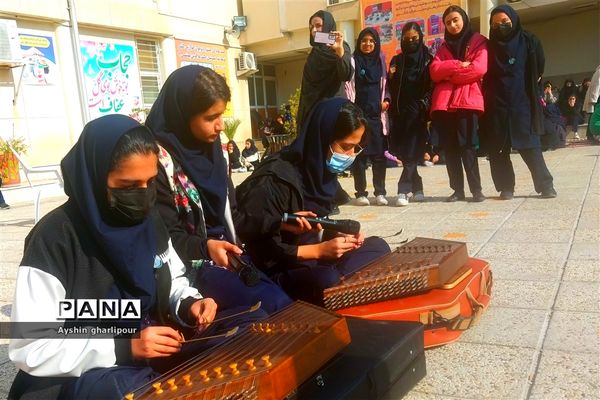 جشن شب یلدا برای دانش‌آموزان در ناحیه یک شیراز