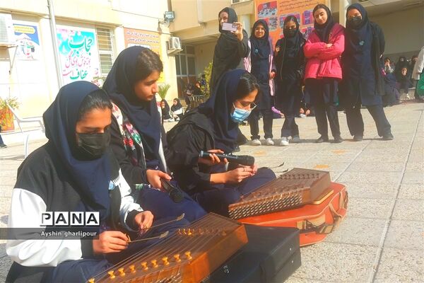 جشن شب یلدا برای دانش‌آموزان در ناحیه یک شیراز