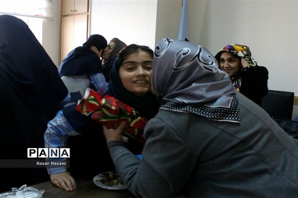 مادربزرگ و پدربزرگ در جشن «چله» دهه نودی‌ها