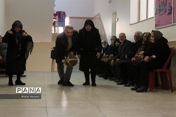 مادربزرگ و پدربزرگ در جشن «چله» دهه نودی‌ها