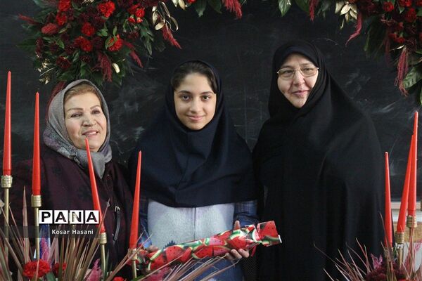 مادربزرگ و پدربزرگ در جشن «چله» دهه نودی‌ها