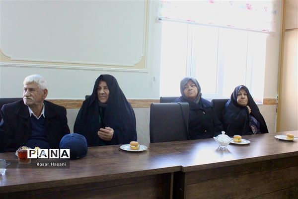 مادربزرگ و پدربزرگ در جشن «چله» دهه نودی‌ها