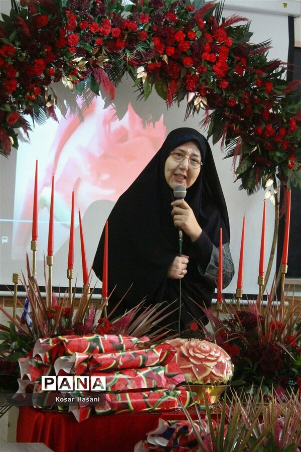 مادربزرگ و پدربزرگ در جشن «چله» دهه نودی‌ها