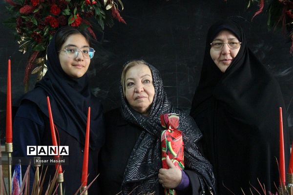 مادربزرگ و پدربزرگ در جشن «چله» دهه نودی‌ها