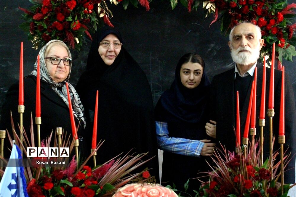 مادربزرگ و پدربزرگ در جشن «چله» دهه نودی‌ها