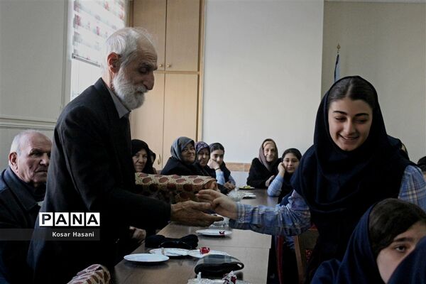مادربزرگ و پدربزرگ در جشن «چله» دهه نودی‌ها