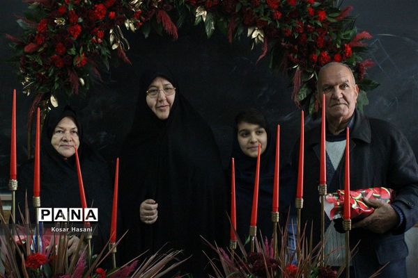 مادربزرگ و پدربزرگ در جشن «چله» دهه نودی‌ها