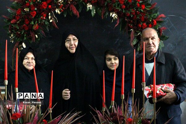 مادربزرگ و پدربزرگ در جشن «چله» دهه نودی‌ها