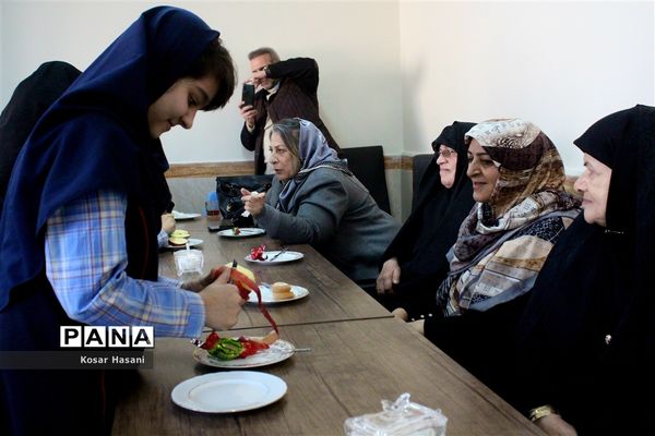 مادربزرگ و پدربزرگ در جشن «چله» دهه نودی‌ها