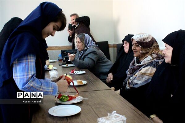مادربزرگ و پدربزرگ در جشن «چله» دهه نودی‌ها