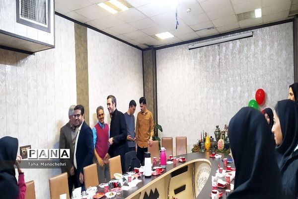 جلسه‌ شورای آموزگاران آموزشگاه علامه طباطبایی پیشوا با طعم یلدا