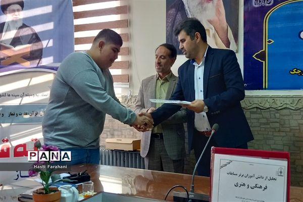 ‌تجلیل از فعالان فرهنگی هنری و قرآن و عترت در قرچک