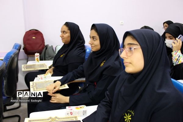 تجلیل از دانش‌آموزان برگزیده چهارمین دوره مسابقات علمی پژوهشی  شهرستان بوشهر