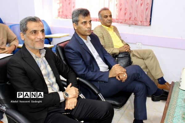 تجلیل از دانش‌آموزان برگزیده چهارمین دوره مسابقات علمی پژوهشی  شهرستان بوشهر