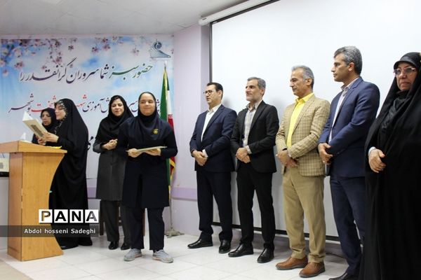 تجلیل از دانش‌آموزان برگزیده چهارمین دوره مسابقات علمی پژوهشی  شهرستان بوشهر