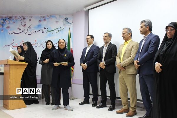 تجلیل از دانش‌آموزان برگزیده چهارمین دوره مسابقات علمی پژوهشی  شهرستان بوشهر