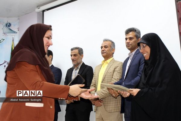 تجلیل از دانش‌آموزان برگزیده چهارمین دوره مسابقات علمی پژوهشی  شهرستان بوشهر